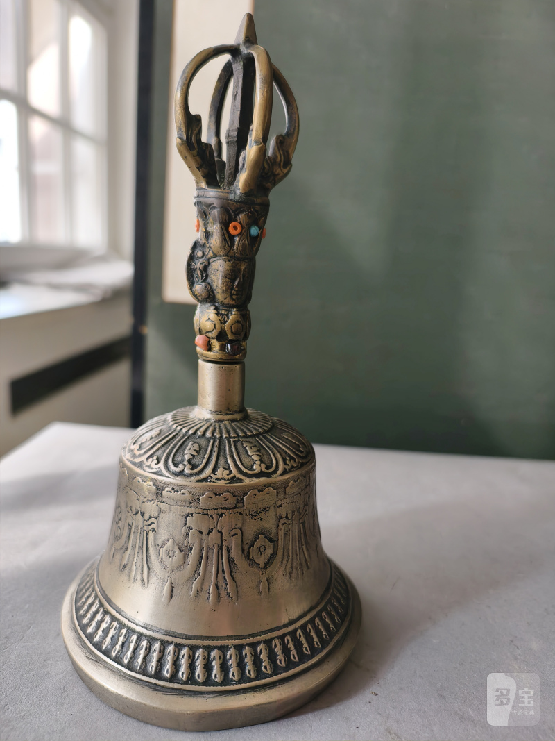 A metal bell (ghanta) and a phurbu - 图12